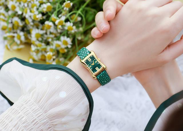 阿玛尼满天星女表价格大全，这篇测评告诉你职场女孩搭配