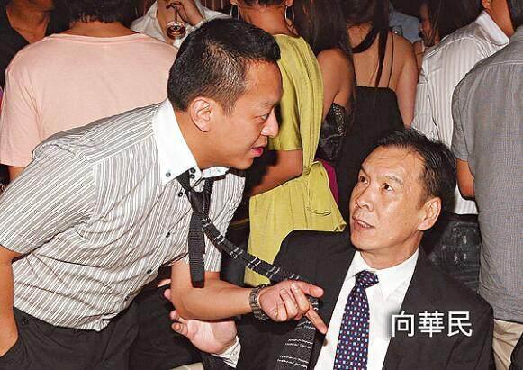 向华强现在在哪干什么，向佐、郭碧婷缺席…老婆向太陪伴吹蜡烛