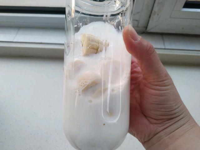 奶茶店草莓奶昔做法，盛夏的绝佳饮品香蕉奶昔