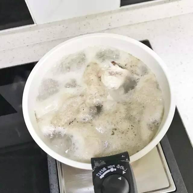 宝宝辅食筒子骨熬粥的做法，宝宝筒子骨白菜稀饭中午刚做完