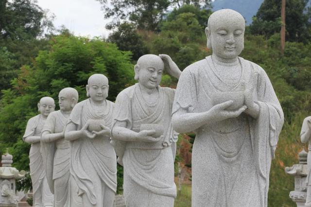 进寺庙的大门不能踩门槛，为什么踩门槛是忌讳