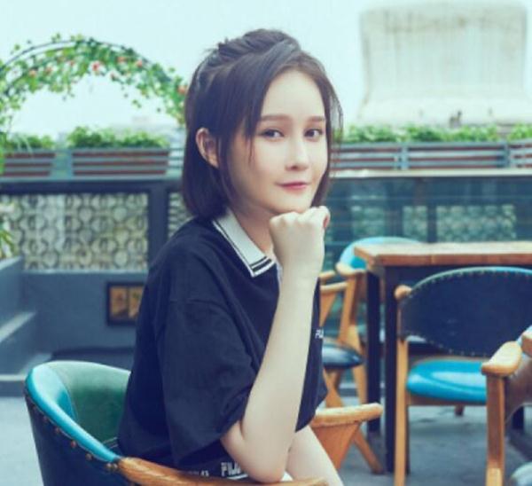 56岁赵本山全家福，他却满头白发斗鸡眼与儿子一模一样