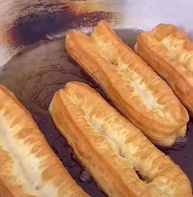 膨松剂炸油条配方，复合膨松剂制作油条方法（做出跟市面一样金黄松软油条）