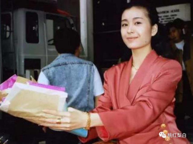 伍咏薇定居北京，从小服务员做到港圈