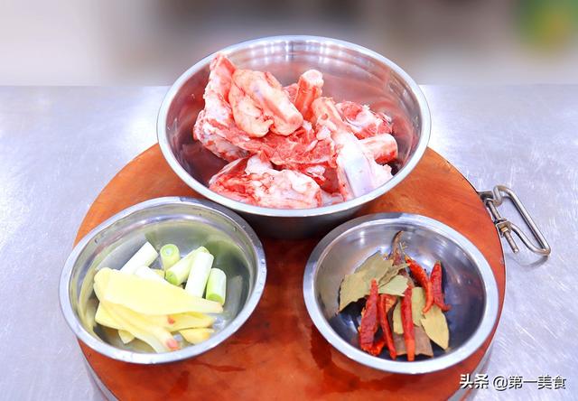 羊骨头炖多长时间，羊骨汤煮多长时间好（学会了年夜饭露一手）