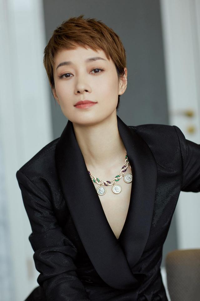 脸小的女生适合什么样的发型，好看显脸小适合所有脸型的发型