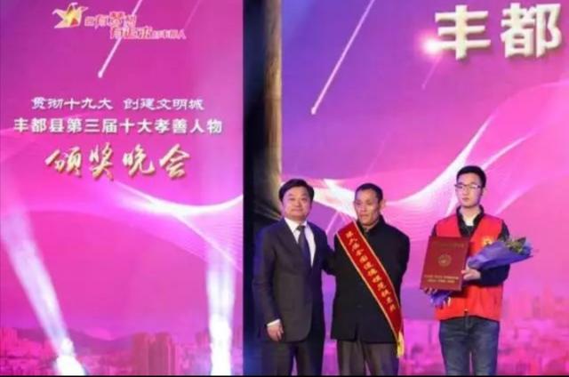 陈星银颁奖典礼，含勺喂母感天动地