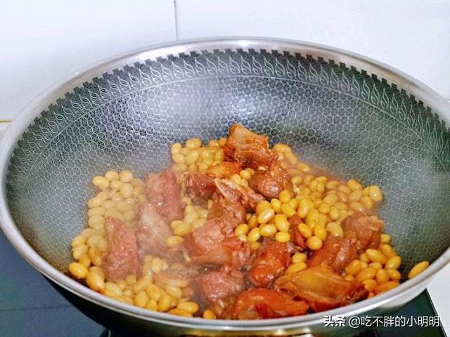 黄豆烧排骨简单做法，这样做的黄豆烧排骨香而不腻