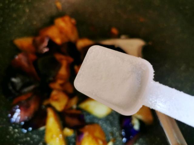 不过油的酱爆茄子家常做法，又馋饭店的酱爆茄子了