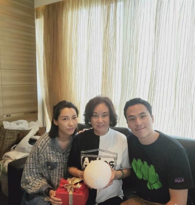 何猷啟和前妻離婚徹底，賭王下葬前妻未露面，過生日和好友慶祝 娛樂八卦吃瓜 第4张