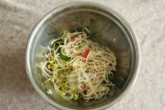 拌豆芽凉菜的做法，自制豆芽菜凉拌方法（快手菜凉拌黄豆芽）