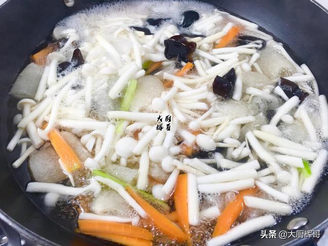 清水辟谷复食食谱，那晚上就来个：炝拌西葫芦