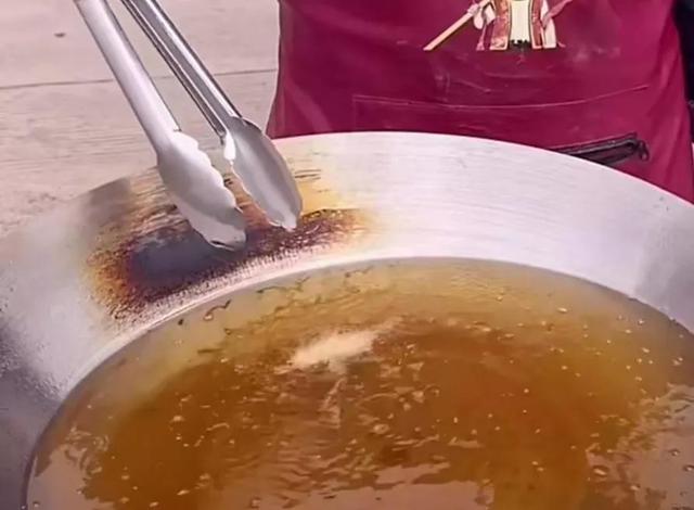 膨松剂炸油条配方，复合膨松剂制作油条方法（做出跟市面一样金黄松软油条）