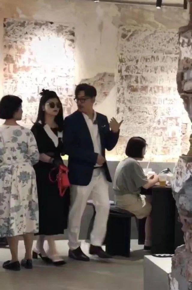 李湘夫婦現身網紅店，打扮隆重仿佛參加頒獎典禮，網友直呼太夸張 娛樂八卦吃瓜 第3张