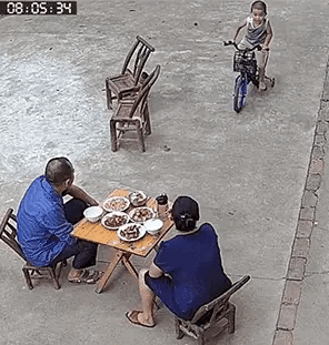 爆笑神評：如何才能吸引這位教官小姐姐的注意？神評笑死我了 搞笑整蠱 第24张