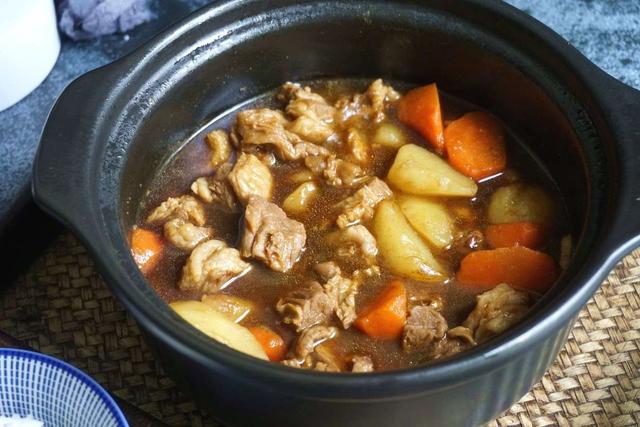 煮肉什么时候放盐，炖牛肉放盐什么时候合适（不管炖啥肉不要提前放盐）