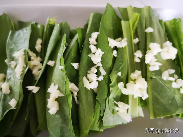 油麦菜凉拌怎么做好吃，油麦菜10种吃法油麦菜怎么凉拌（淋上这样的酱汁）