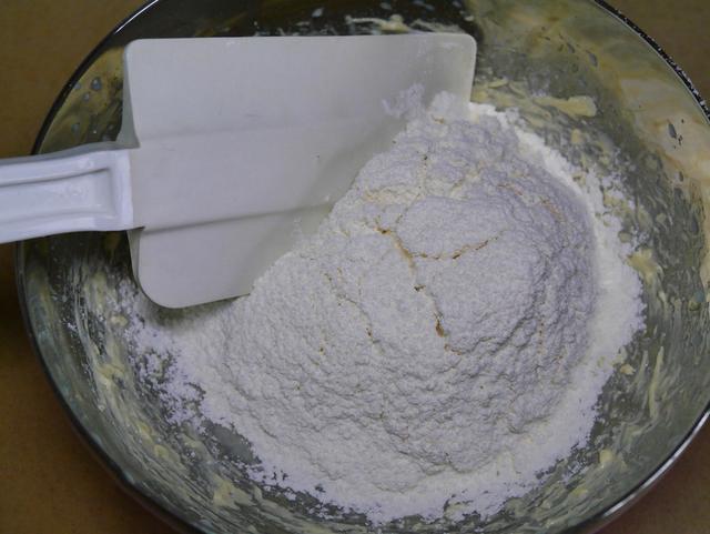 最简单的牛奶饼干，超级纯牛奶饼干的做法（在家自制小零食）