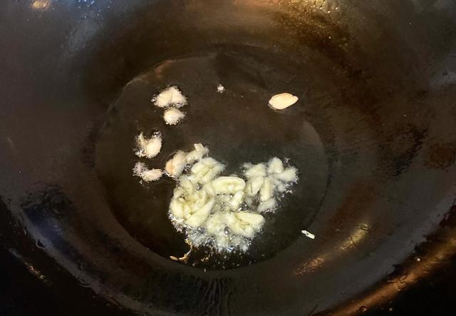 酱香茄子怎么做，简单版酱香茄子怎么做好吃又简单（家常酱香茄子：比肉还好吃）