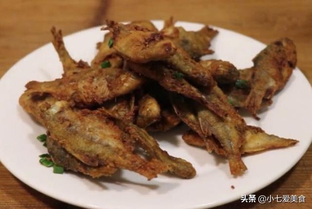 怎样炸小河鱼酥脆不回软，家常味的干炸小河鱼