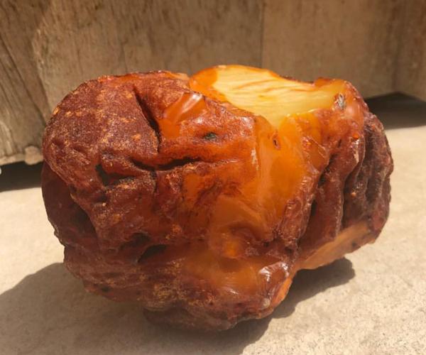 琥珀形成的条件，琥珀的形成过程和条件（琥珀形成需要哪些阶段）