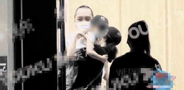高雲翔被媒體偶遇，和董璇輪流照顧女兒小酒窩，兩人卻始終沒碰面 娛樂八卦吃瓜 第6张