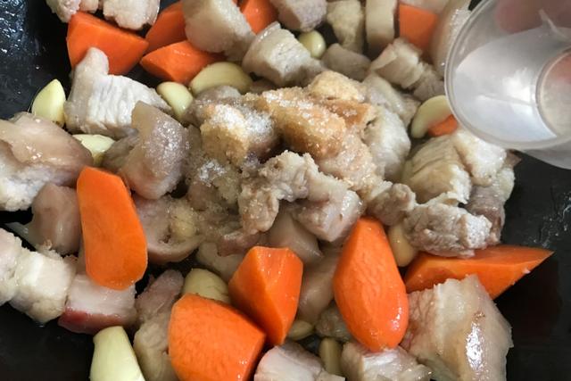 腐乳豆腐五花肉做法，1斤五花肉加上一块腐乳