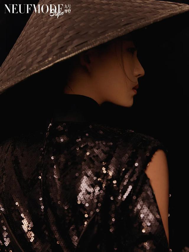 李宇春女装图片，李宇春穿搭卫衣（时尚大片红黑榜）