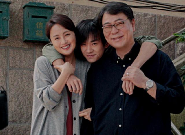 易烊千玺的妈妈，易烊千玺妈妈年龄多少岁（千玺妈妈20岁旧照曝出）