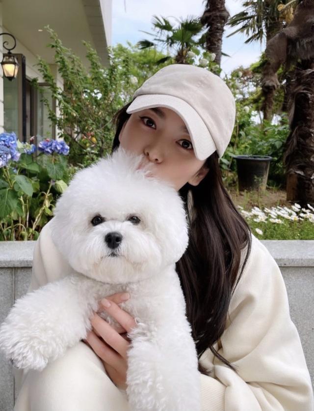 40歲宋慧喬重新活成少女，打扮休閒出街遛狗，仿佛是鄰家女孩 娛樂八卦吃瓜 第2张