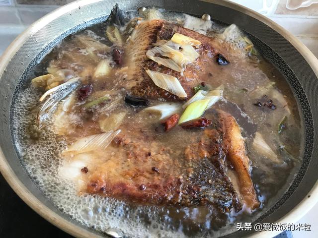 家常炖鲢鱼怎么做好吃，这样炖鱼不粘锅