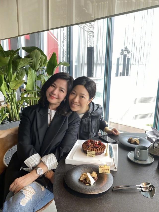 鄭秀文鍾楚紅為友人慶生，61歲鍾楚紅眼角皺紋明顯，不服老不行 娛樂八卦吃瓜 第6张