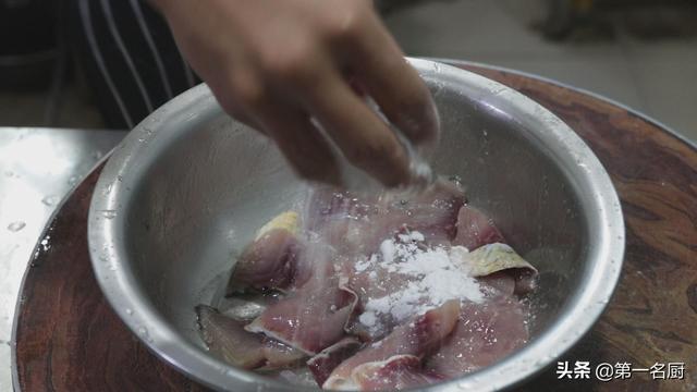 鲤鱼怎么做好吃又简单，鲤鱼怎样做才好吃又简单（鲤鱼好吃有诀窍）