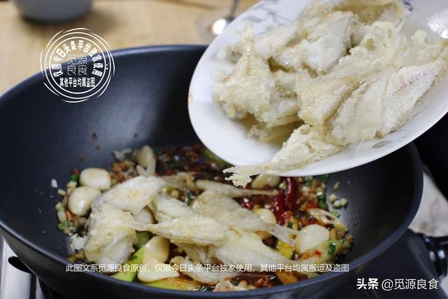 扒皮鱼正宗做法，美味香酥的油煎剥皮鱼