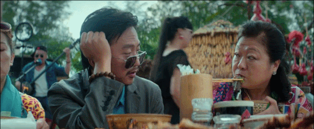 天上掉下个UFO，以我和我的家乡为题800字作文（3米高外星生物在后院溜达）