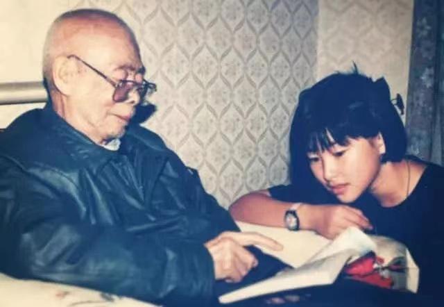 出身显赫资源顶流美艳惊人的朱珠，朱珠现状（连续10年入选全球百美的女人）