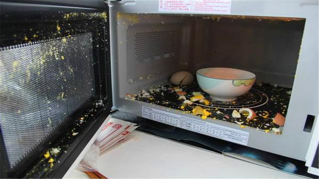 微波炉里不能放什么，微波炉里不能加热什么食物（这些食物千万不要放进微波炉）