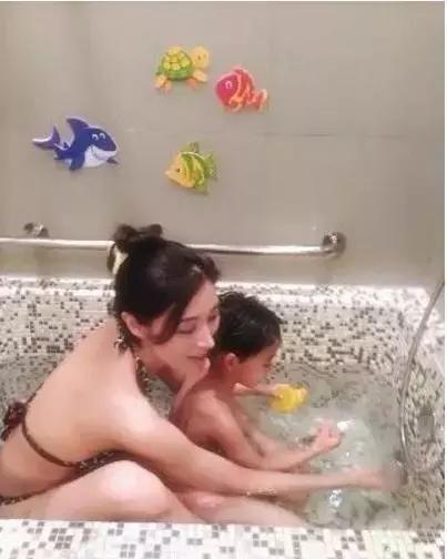 李嘉欣与儿子共浴照，李嘉欣穿白衣搂住儿子拍照（知名女星李嘉欣与儿子共浴）