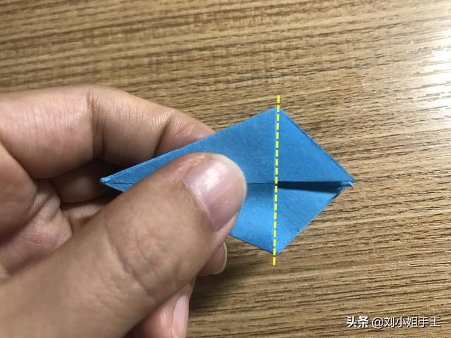 最简单的雨伞折纸方法图解，折纸教程：带爱心的小花伞