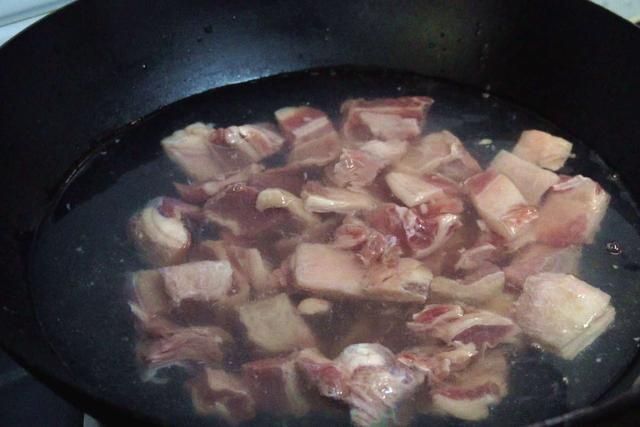 煮肉什么时候放盐，炖牛肉放盐什么时候合适（不管炖啥肉不要提前放盐）