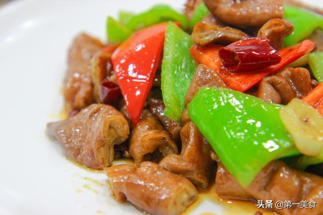 尖椒爆肥肠正宗做法，大家爱的的川菜：尖椒爆肥肠