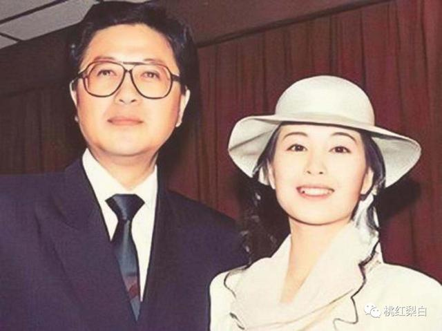 伍咏薇定居北京，从小服务员做到港圈