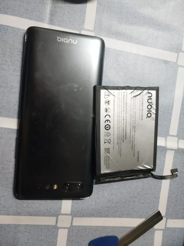 手机电池怎么换，手机怎样更换电池教程（再也不会被手机维修店坑啦）