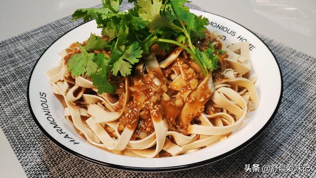 炒干豆腐的做法，怎样炒干豆腐好吃又简单（快手家常菜，芹菜炒豆腐干）