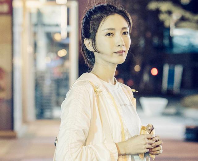 江疏影跟胡歌合照素颜，三十而已江疏影坎坷感情史