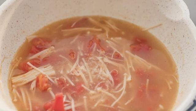 金针菇番茄汤怎么做好吃，西红柿金针菇浓汤这样做