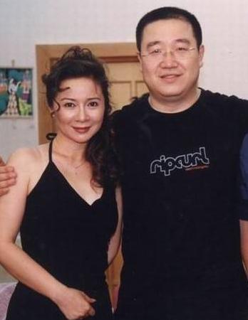 蔡明的丈夫是谁，蔡明和丈夫结婚了吗（演员蔡明：24岁嫁丁秋星）
