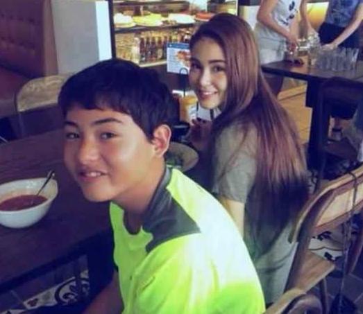 钟汉良与妹妹合照，兄妹之间能有多不像