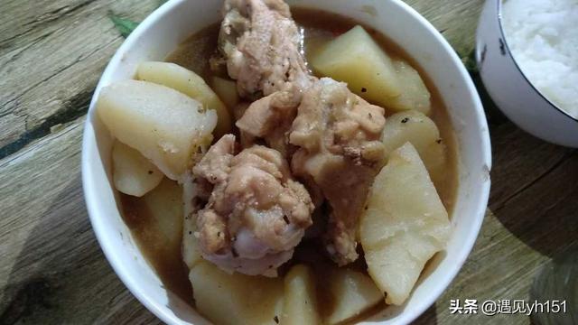 鸡腿炖土豆的家常做法，整块鸡腿炖土豆家常做法