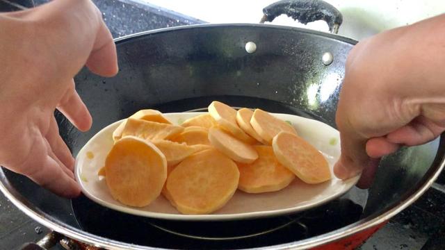 煮汤圆是冷水下锅还是热水下锅，汤圆是冷水下锅还是热水下锅好（难怪汤圆总是露馅）